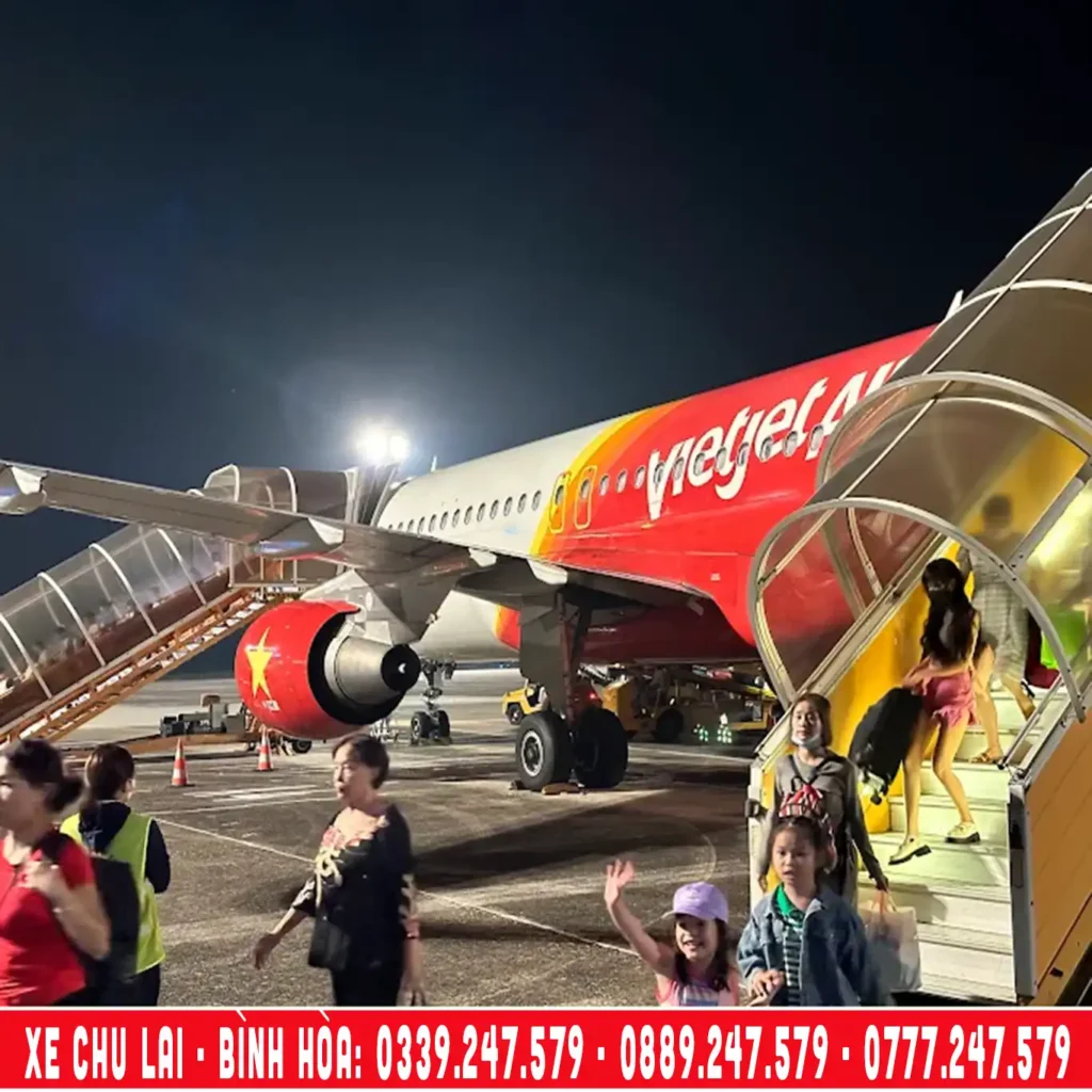 khach-xuong-may-bay-tai-chu-lai hành khách đang xuống sân bay chu lai quảng nam
