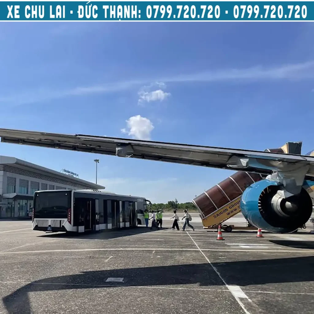 hành khách đi xuống sân bay Chu Lai