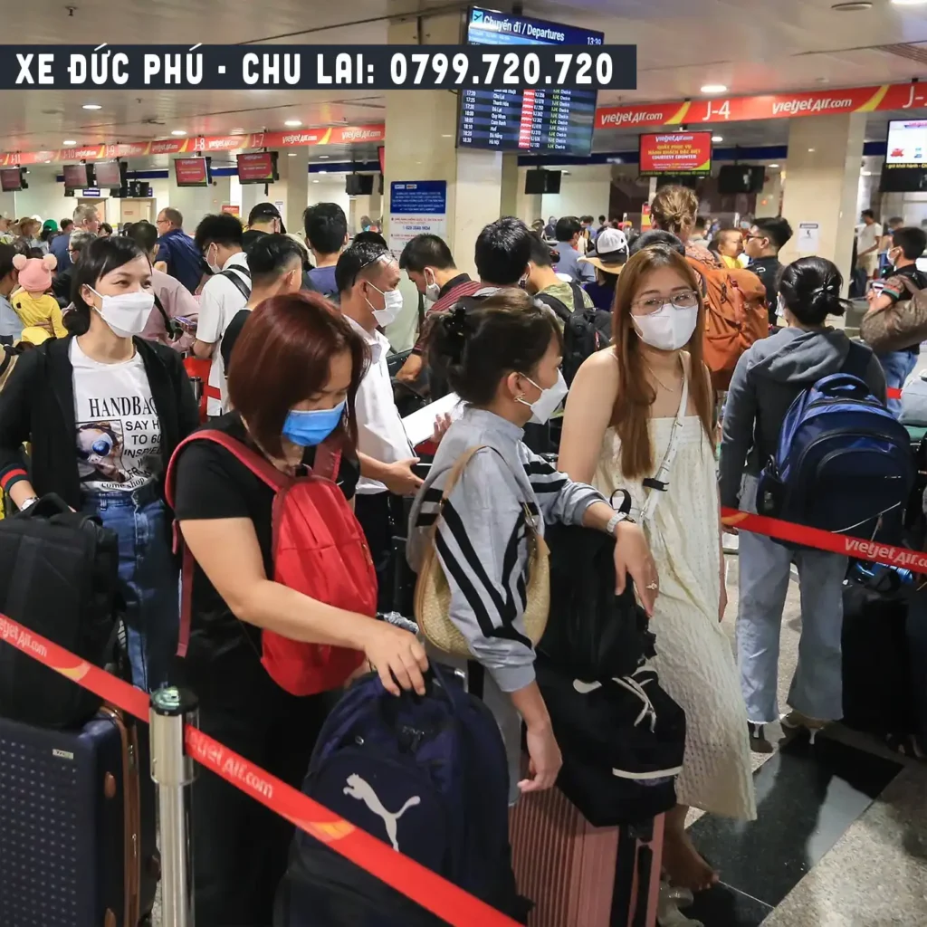 hành khách làm thủ tục tại sb chu lai