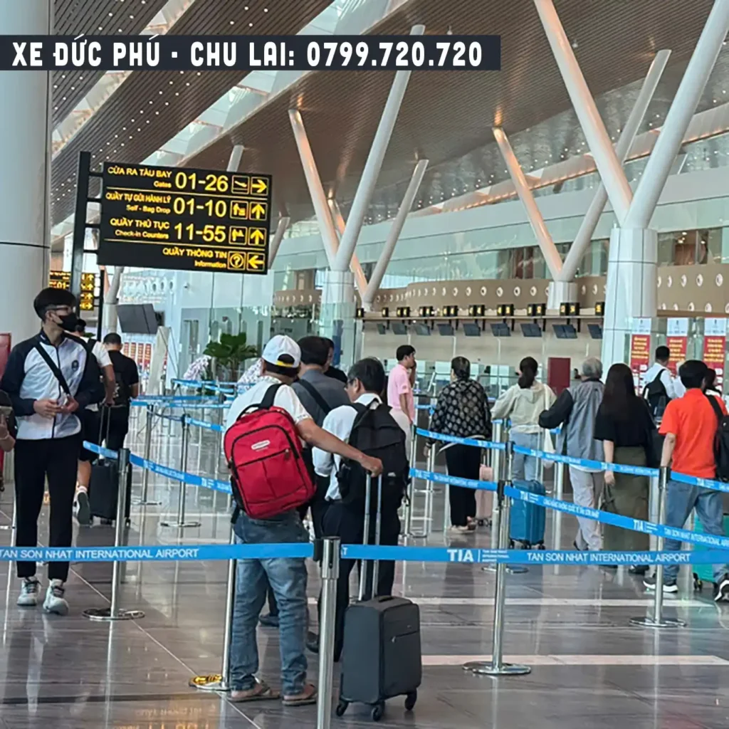 hành khách làm thủ tục tại cảng hàng không Chu Lai
