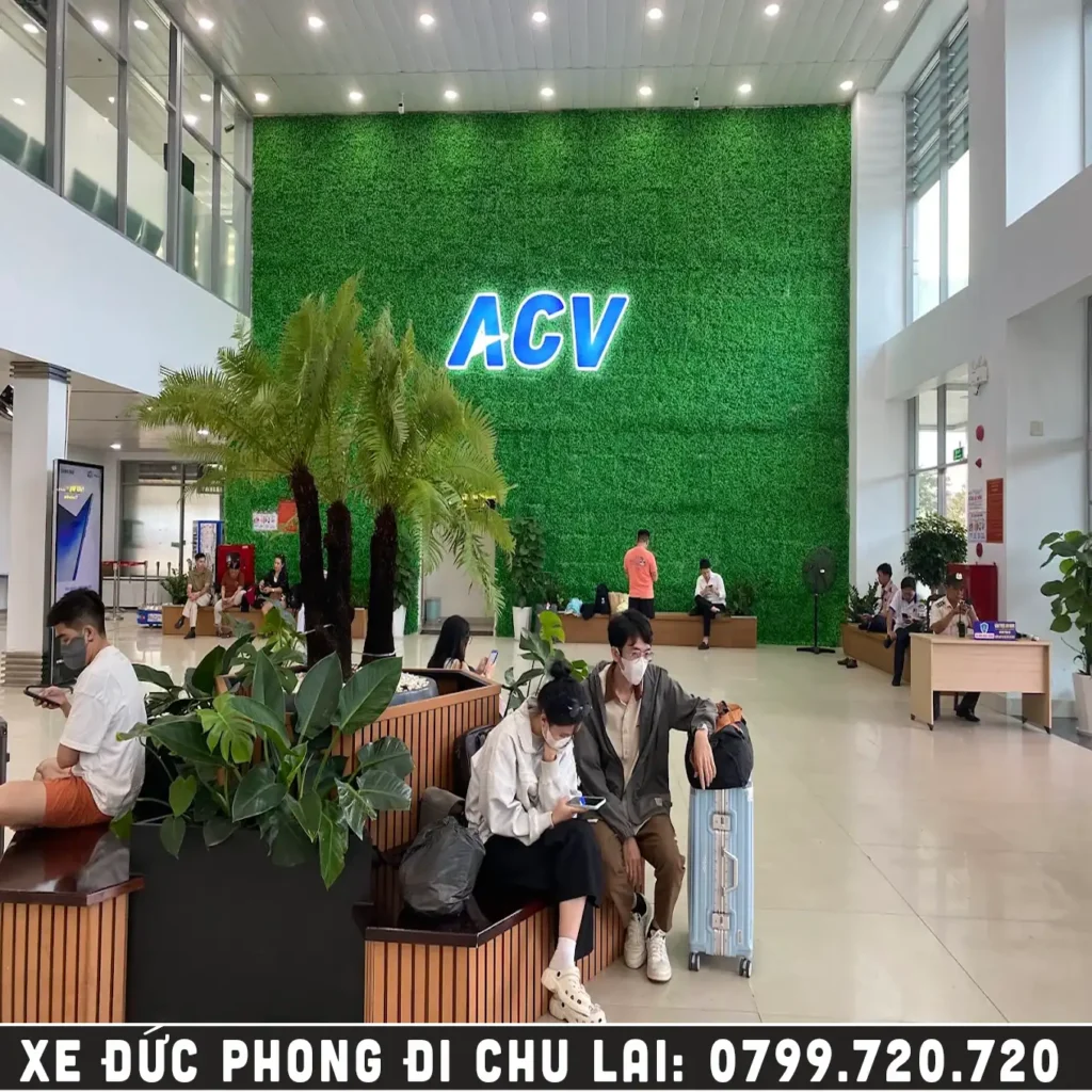 hành khách đang ngồi chờ chuyến bay tại sân bay chu lai