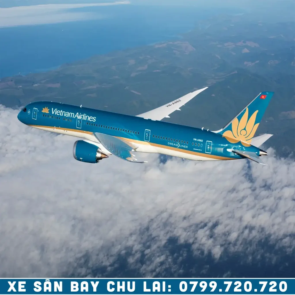 máy bay việt nam airline đang bay đến sân bay quảng nam