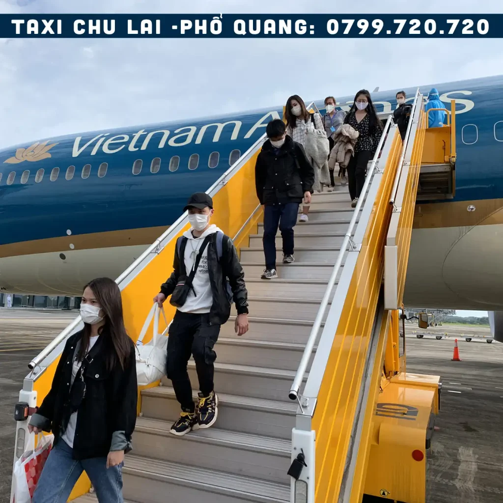 khách xuống máy bay tại sân bay chu lai quảng nam
