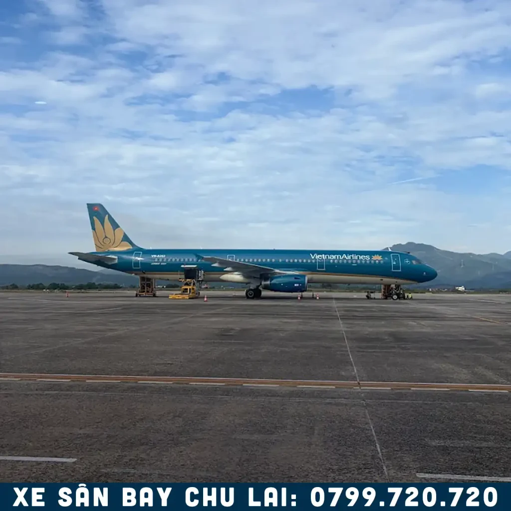 máy bay vietnam airline hạ cánh tại sân bay chu lai